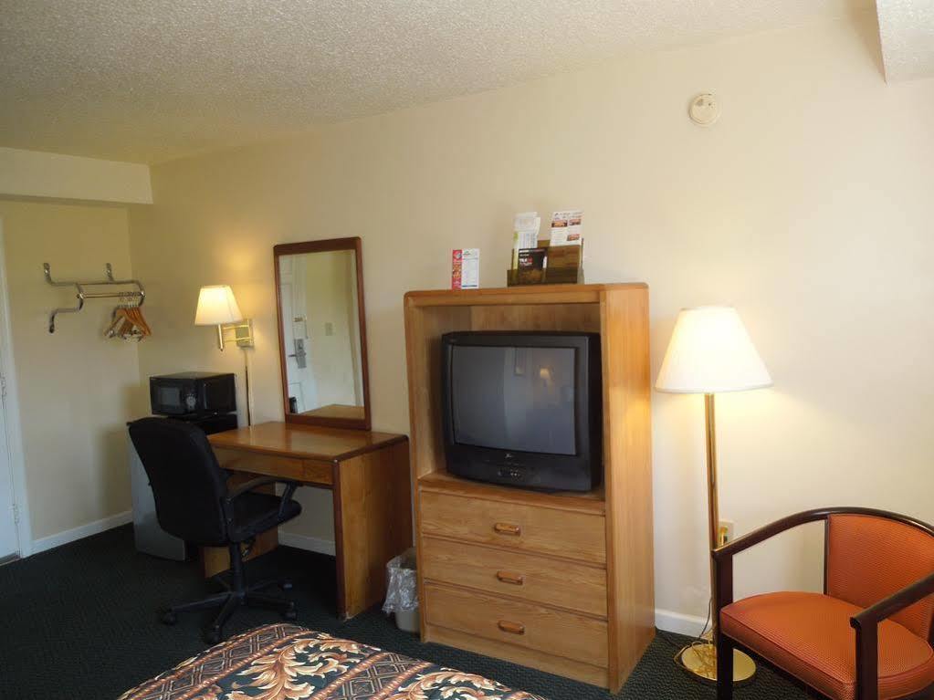 Rodeway Inn Bristol near Sesame Place Levittown Exterior foto